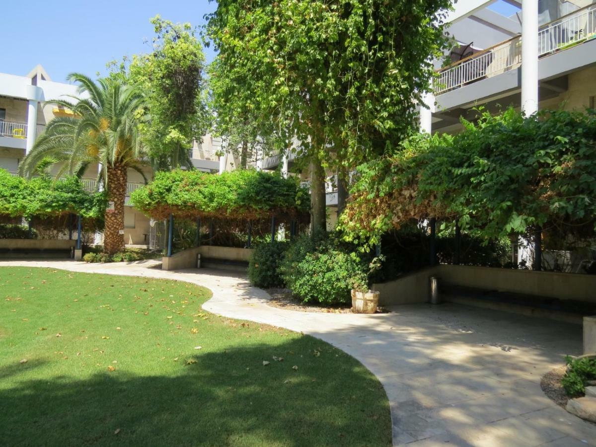 Royal Park- Magical Garden Apartment Ейлат Екстериор снимка